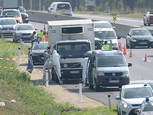 71 tote Flüchtlinge im Lkw gefunden 71 tote Flüchtlinge im Lkw gefunden