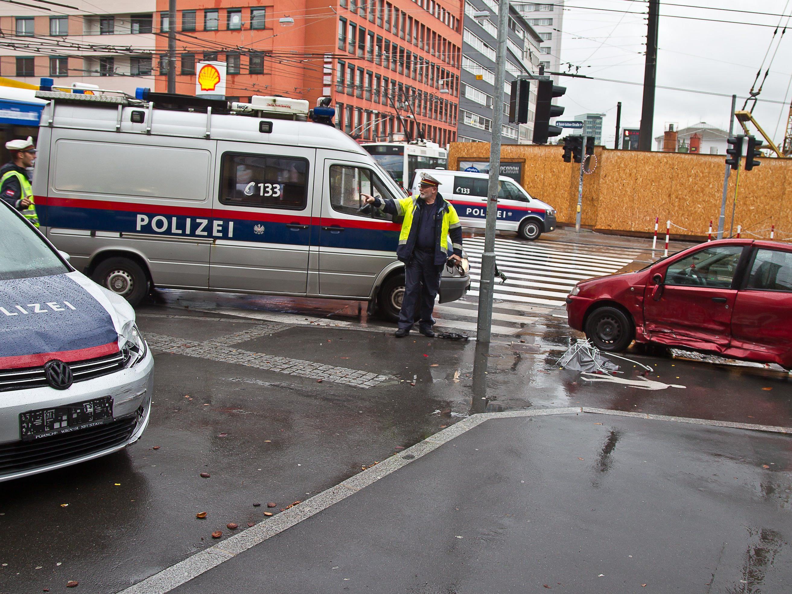 Schwerer Crash mit Polizeiauto in der Stadt Salzburg.