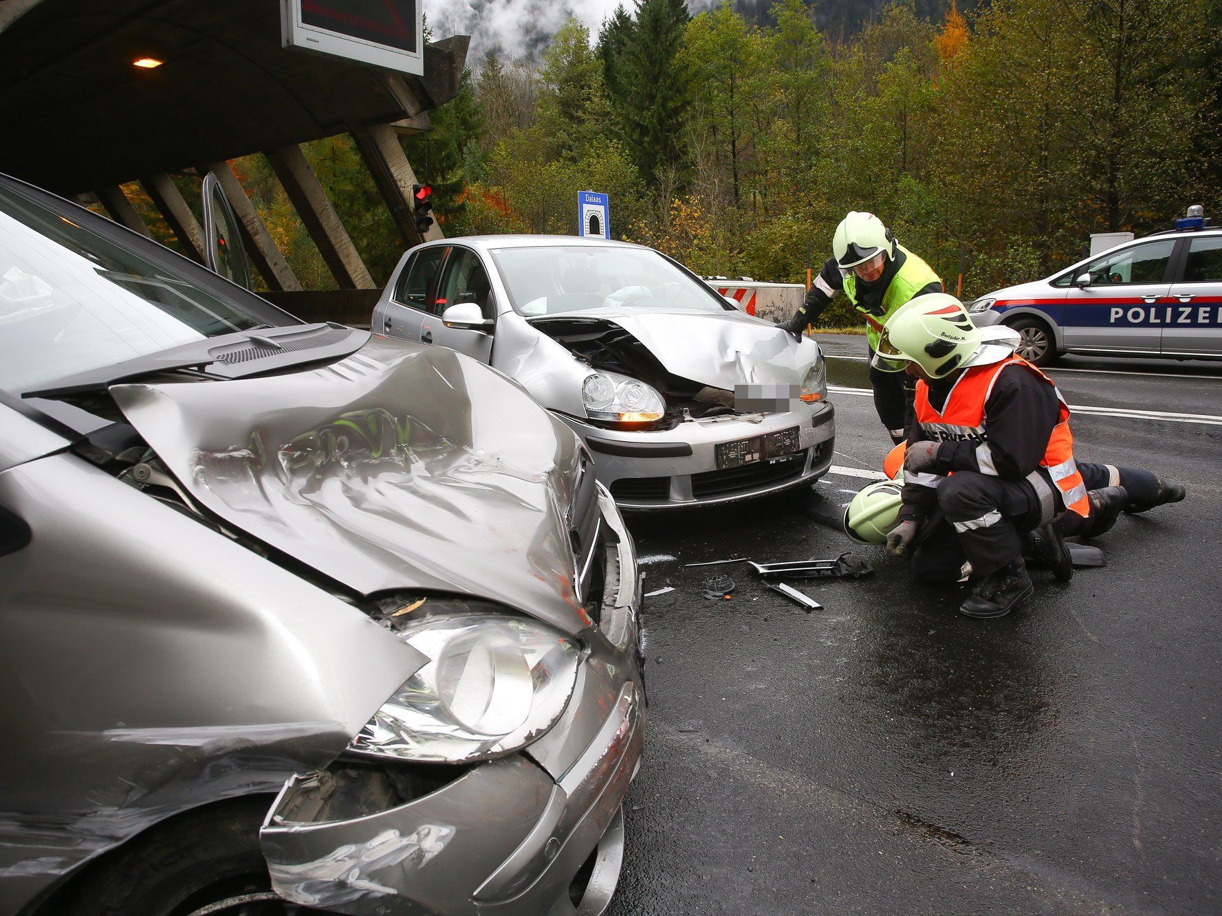 Schwerer Unfall vor Dalaaser Tunnel fordert drei Verletzte. Schwerer Unfall vor Dalaaser Tunnel fordert drei Verletzte.