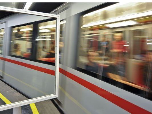 In der U4 soll ein Unbekannter mit einem schusswaffenähnlichen Gegenstand hantiert haben. In der U4 soll ein Unbekannter mit einem schusswaffenähnlichen Gegenstand hantiert haben.