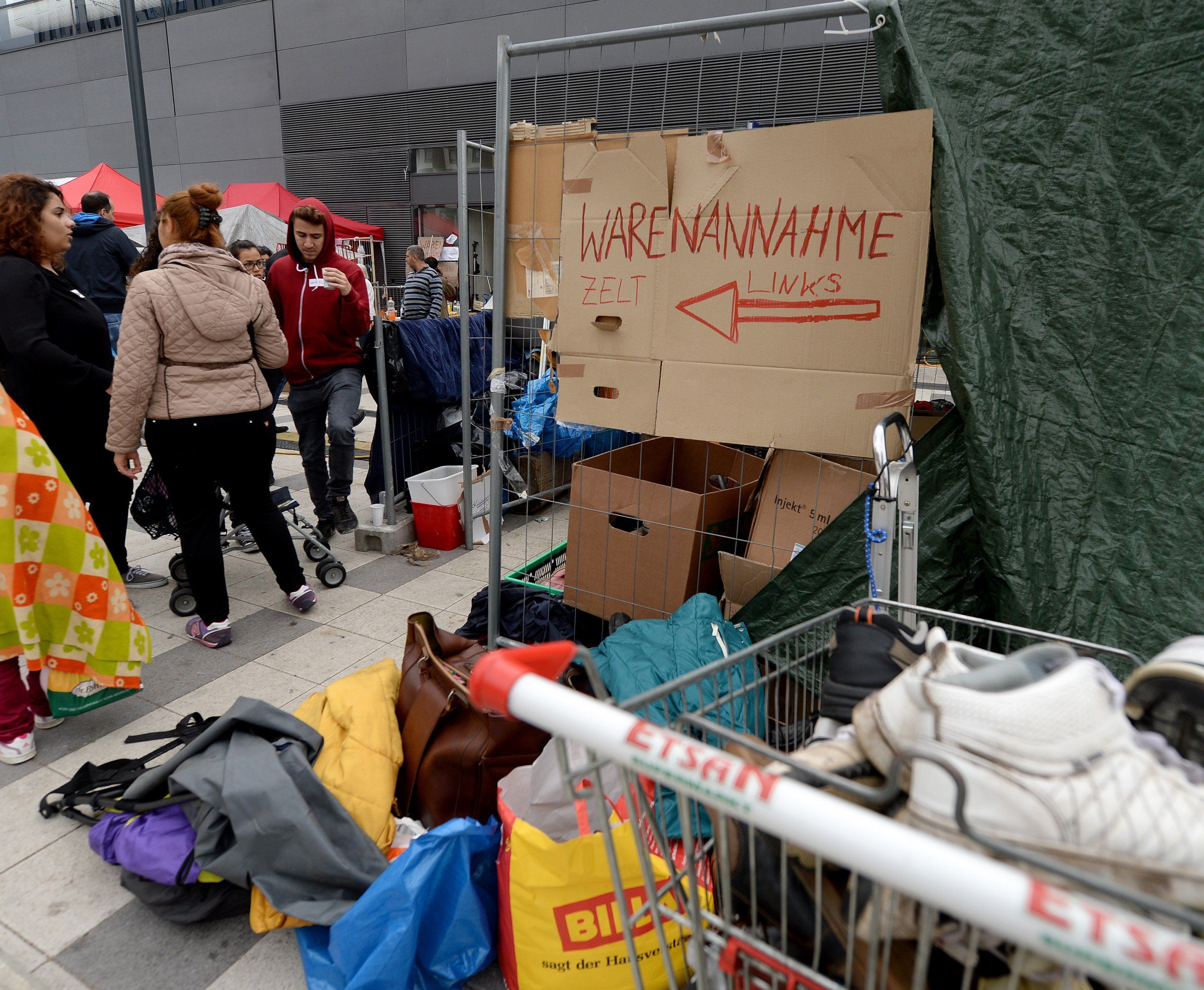 Der Organisation "Train of Hope" gehen am Wiener Hauptbahnhof die Spenden aus. Der Organisation "Train of Hope" gehen am Wiener Hauptbahnhof die Spenden aus.