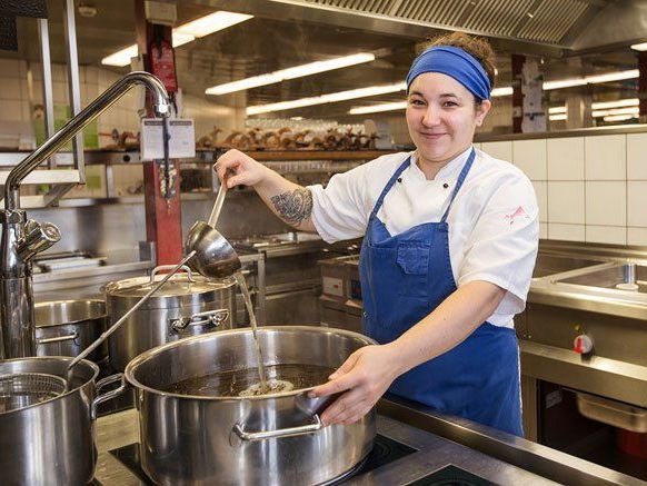 4.000 Portionen bereiten Claudia Burtscher und das Team der Nova Stoba täglich zu. Silvretta Montafon / Philipp Schilcher, Veröffentlichung honorarfrei 4.000 Portionen bereiten Claudia Burtscher und das Team der Nova Stoba täglich zu. Silvretta Montafon / Philipp Schilcher, Veröffentlichung honorarfrei