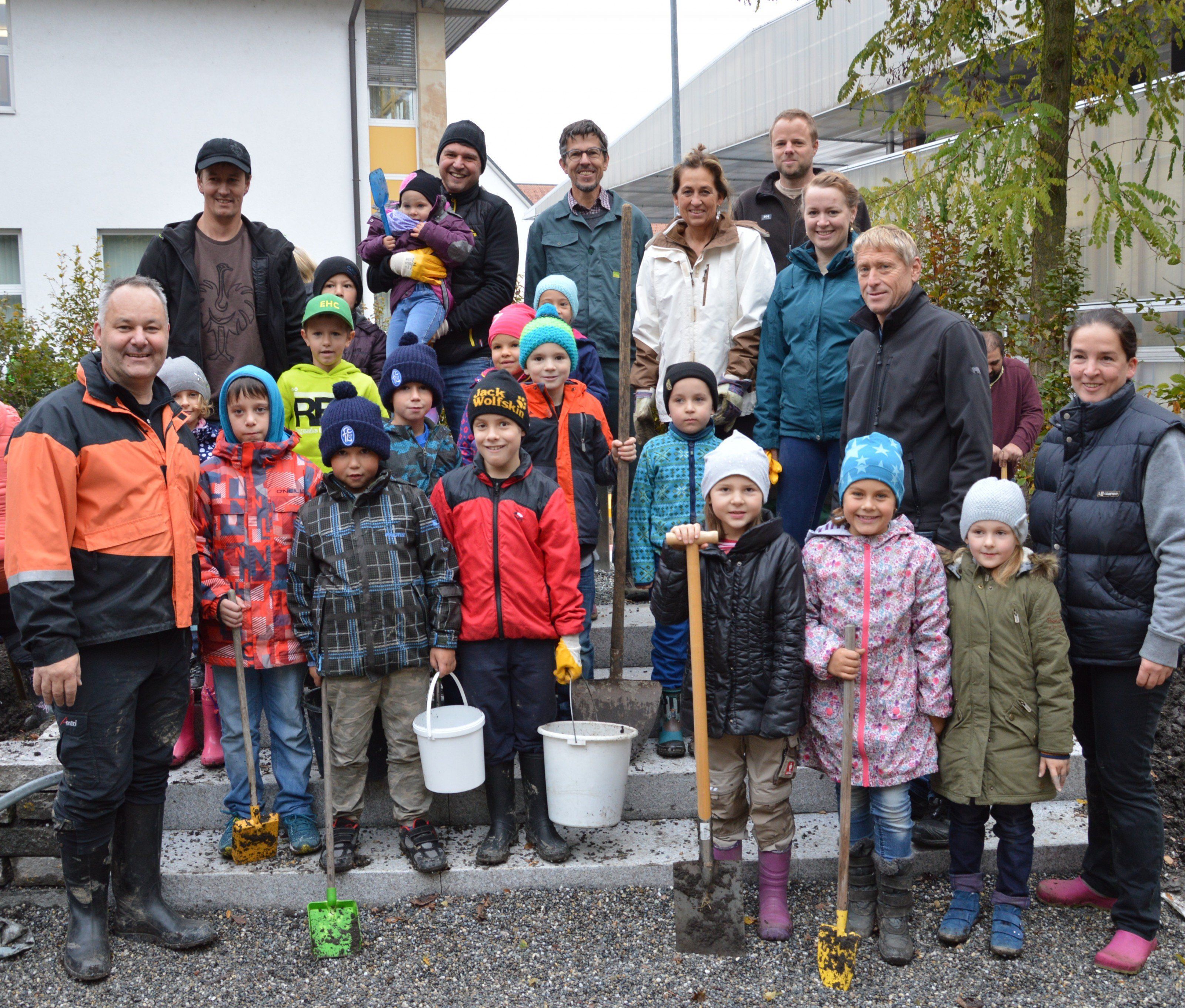 Ein Parkplatz wird zum Pausenhof und Spielplatz Ein Parkplatz wird zum Pausenhof und Spielplatz