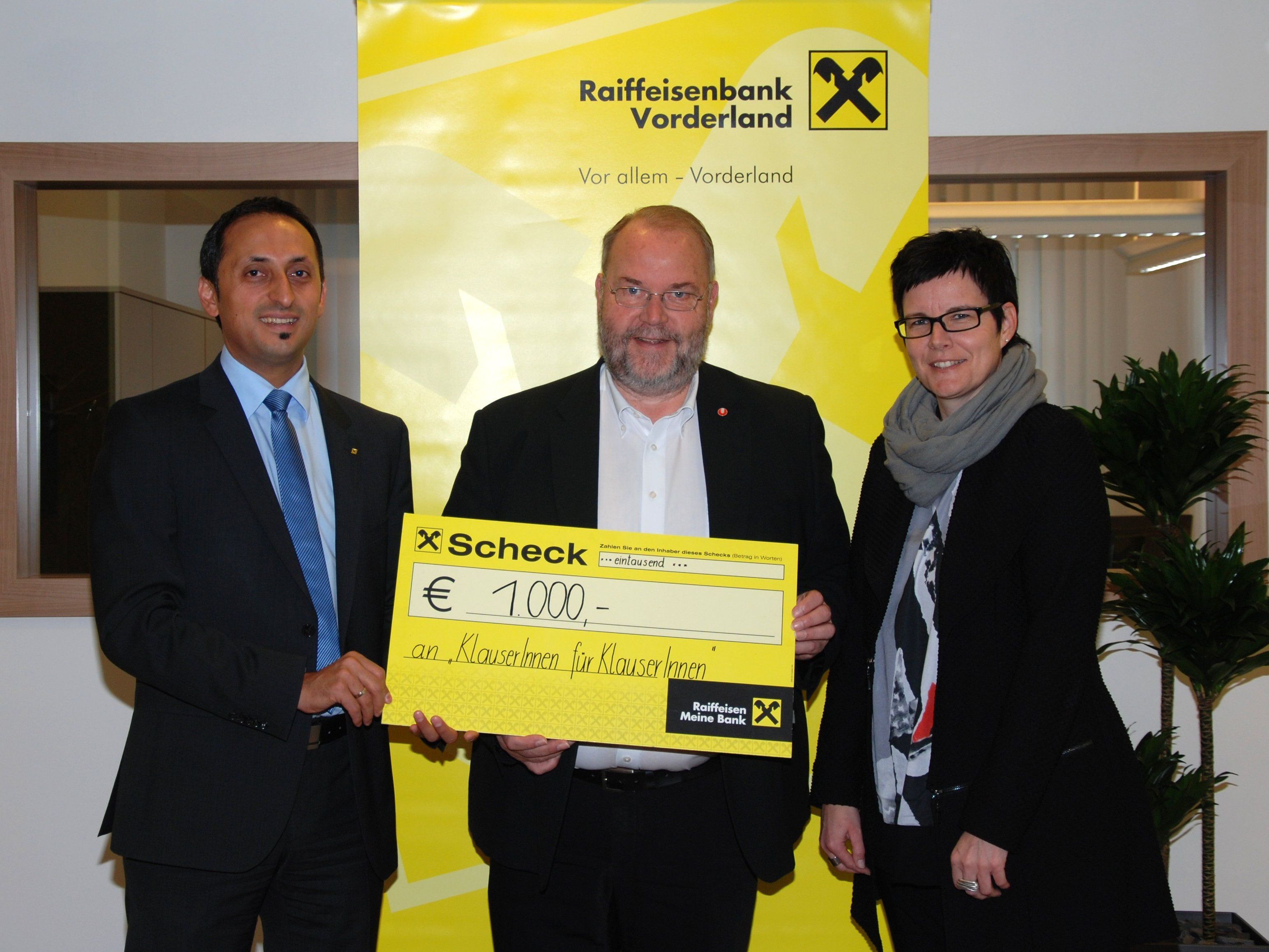 Vorstandsdirektor Aydin Aktas (li) und Bankstellenleiterin Heike Kasper überreichte Bürgermeister Werner Müller den Scheck. Vorstandsdirektor Aydin Aktas (li) und Bankstellenleiterin Heike Kasper überreichte Bürgermeister Werner Müller den Scheck.
