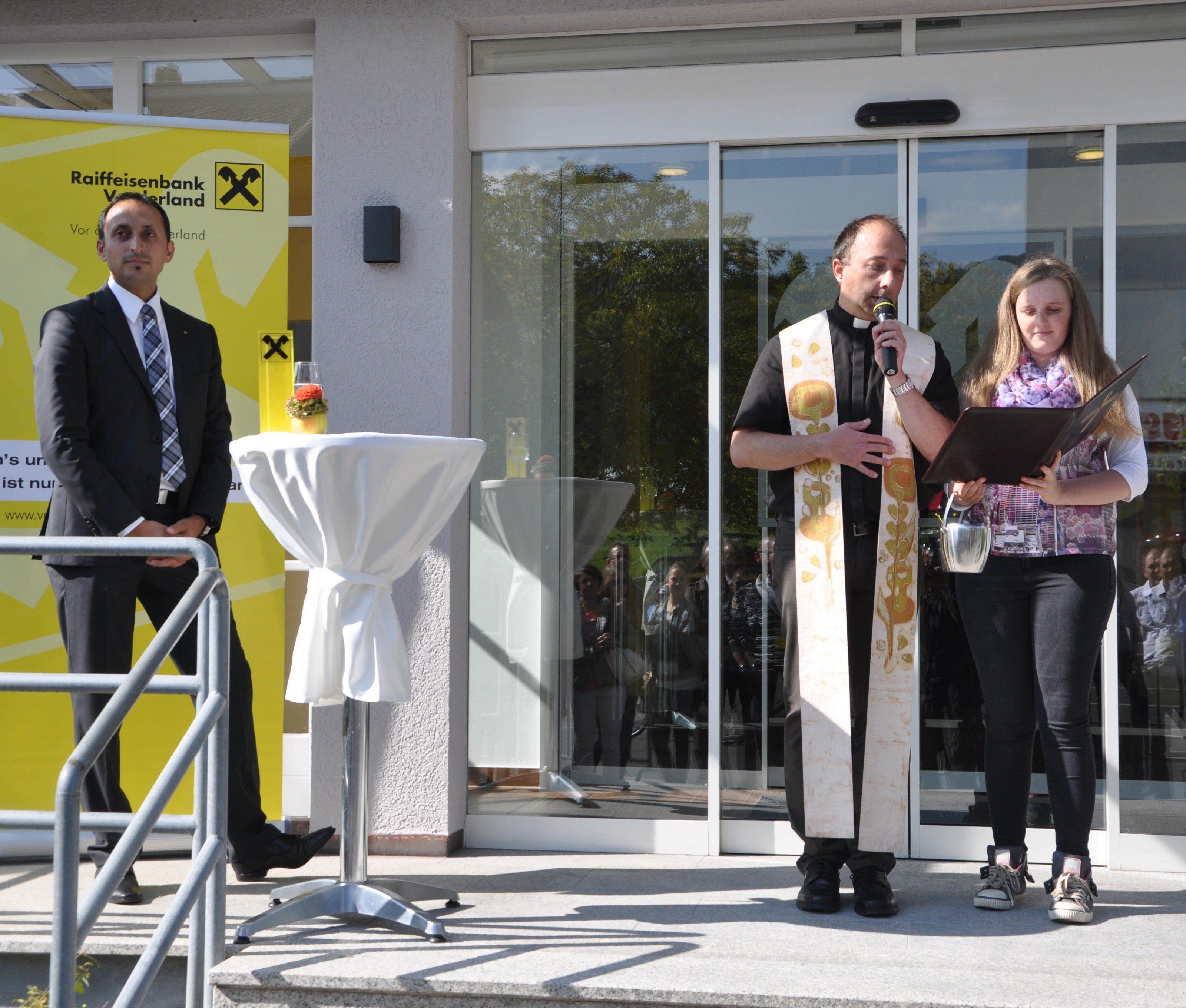 Der Klauser Pfarrer Pio Reinprecht weihte die Raiba in Klaus. Der Klauser Pfarrer Pio Reinprecht weihte die Raiba in Klaus.