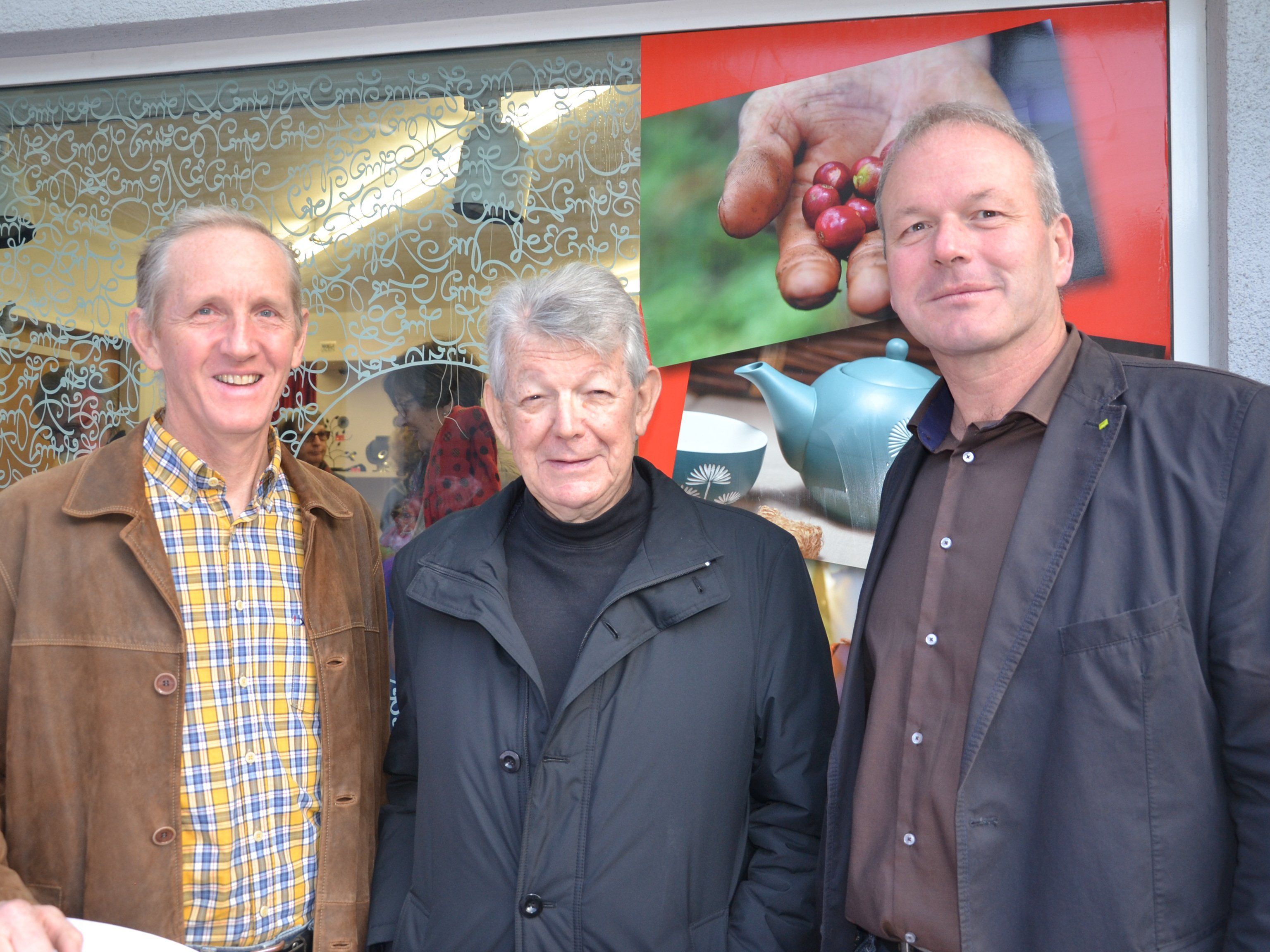 v.l. Obmann Elmar Weißenbach, Bischof Erwin Kräutler und Bürgermeister Christian Loacker vor dem neuen Weltladen v.l. Obmann Elmar Weißenbach, Bischof Erwin Kräutler und Bürgermeister Christian Loacker vor dem neuen Weltladen