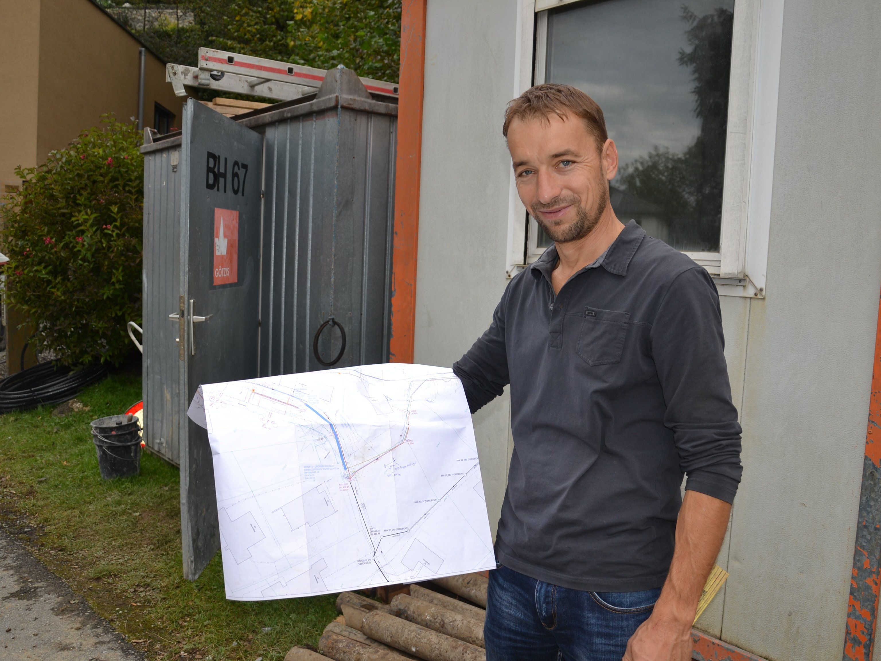 Bauleiter Klaus Brugger von der Baufirma Wilhelm+Mayer erklärt den Bauplan zum neuen Kobelweg Bauleiter Klaus Brugger von der Baufirma Wilhelm+Mayer erklärt den Bauplan zum neuen Kobelweg