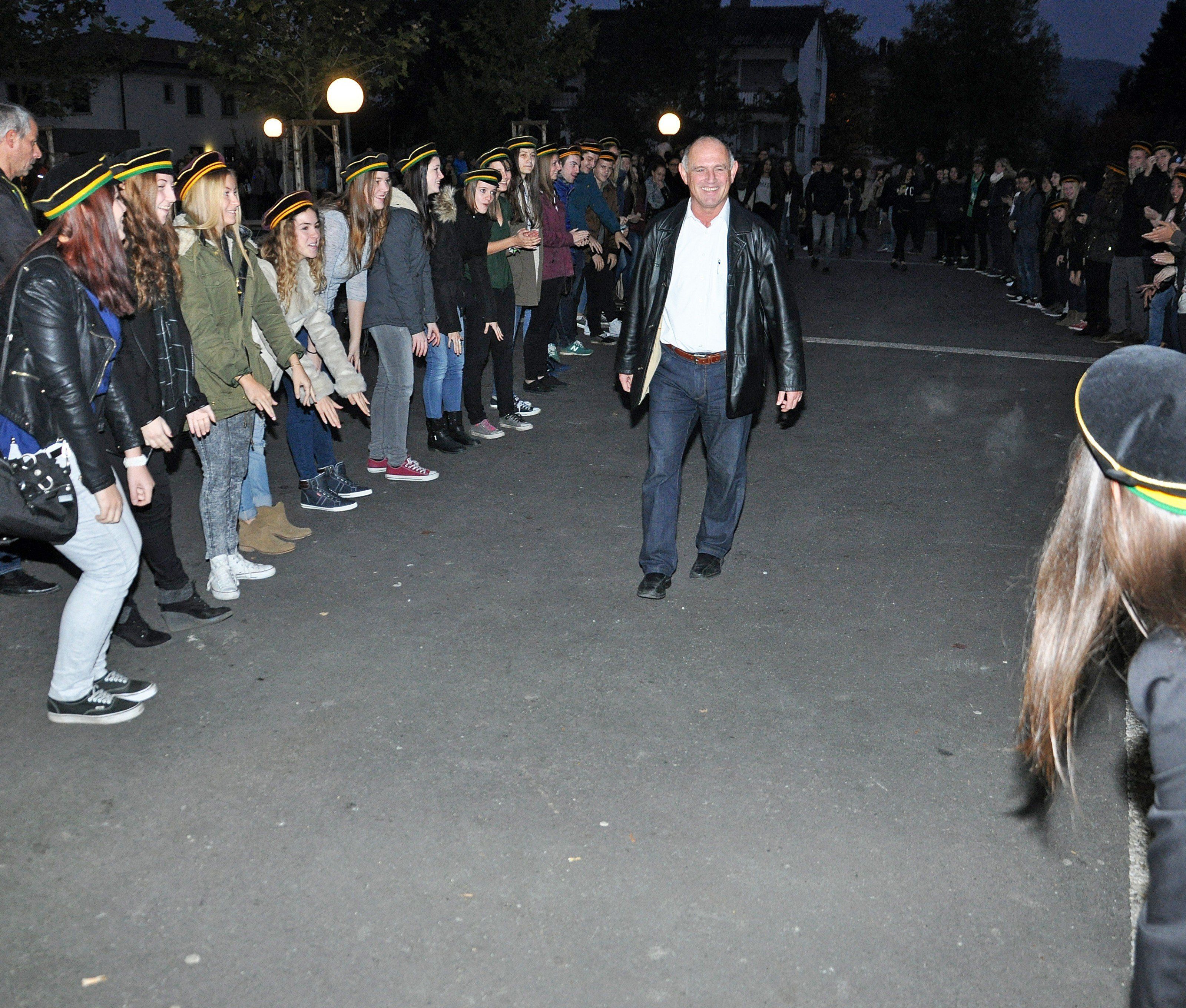 Die Schüler der HAK/HAS Lustenau machten ein letztes Mal die Welle für ihren Direktor Hermann Begle. Die Schüler der HAK/HAS Lustenau machten ein letztes Mal die Welle für ihren Direktor Hermann Begle.