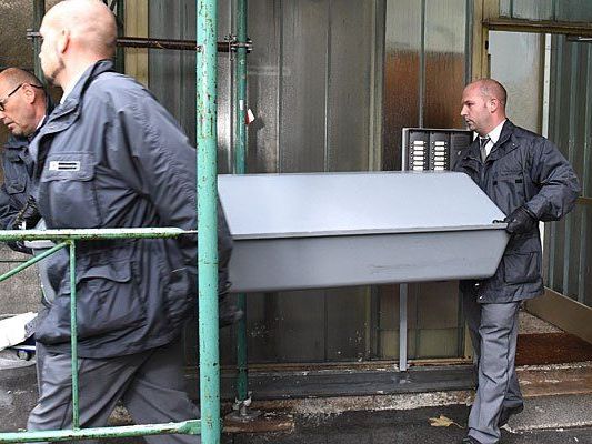 Beim Abtransport der Leiche in Leopoldstadt Beim Abtransport der Leiche in Leopoldstadt