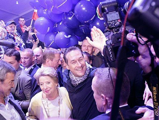 Im FPÖ-Zelt wurde bei der Wien-Wahl gefeiert - Nina Horaczek vom Falter durfte nicht hinein