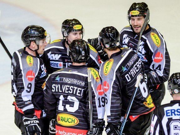 Die Bulldogs bejubeln den klaren Heimsieg gegen Innsbruck. Die Bulldogs bejubeln den klaren Heimsieg gegen Innsbruck.