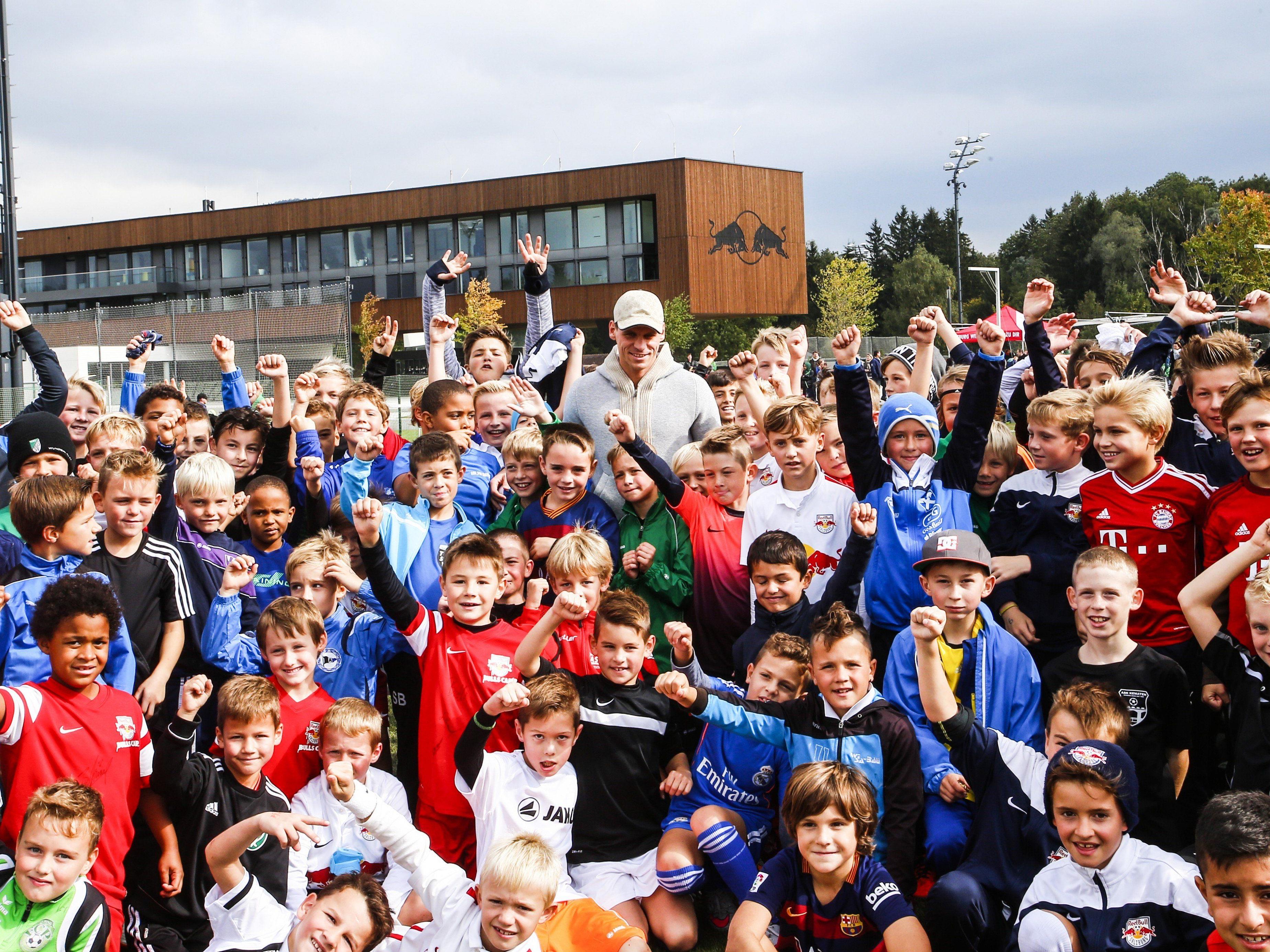 Knapp 170 Kinds spielten am Wochenende in der Akademie Liefering vor.