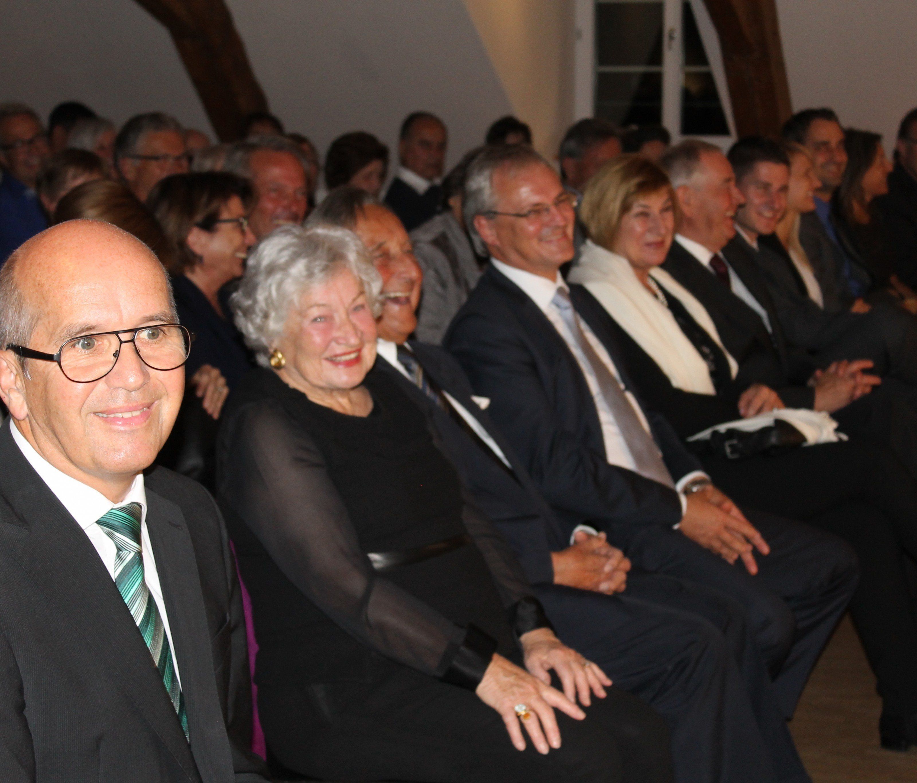 Ein volles Haus, besetzt mit fröhlichen Ehrengästen Ein volles Haus, besetzt mit fröhlichen Ehrengästen