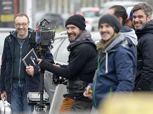 Regisseur, Drehbuchautor und Hauptdarsteller Josef Hader (l.) und Crewmitglieder am Freitag bei den Dreharbeiten zur Tragikomödie "Wilde Maus"
