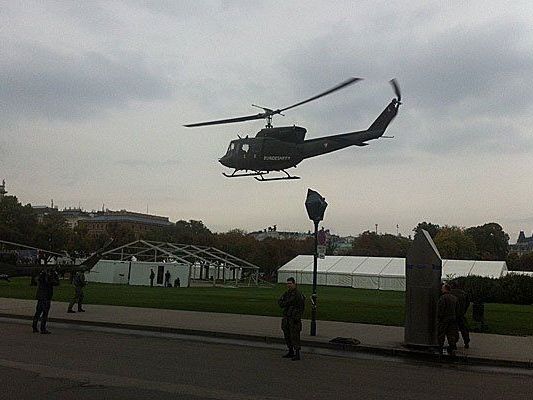 Die Hubschrauber nahmen Kurs auf den Heldenplatz Die Hubschrauber nahmen Kurs auf den Heldenplatz