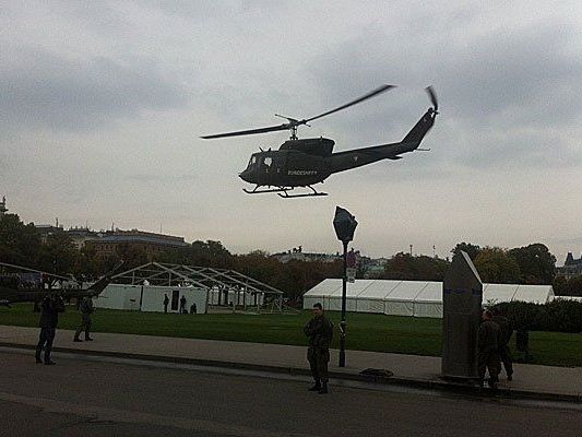 Die Hubschrauber nahmen Kurs auf den Heldenplatz