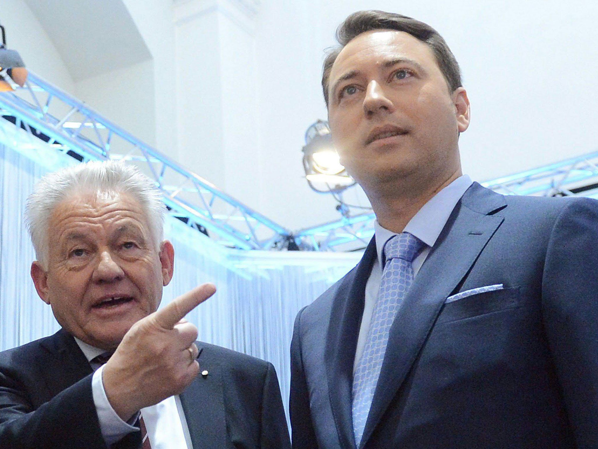 Pühringer (ÖVP) mit Haimbuchner (FPÖ). Pühringer (ÖVP) mit Haimbuchner (FPÖ).