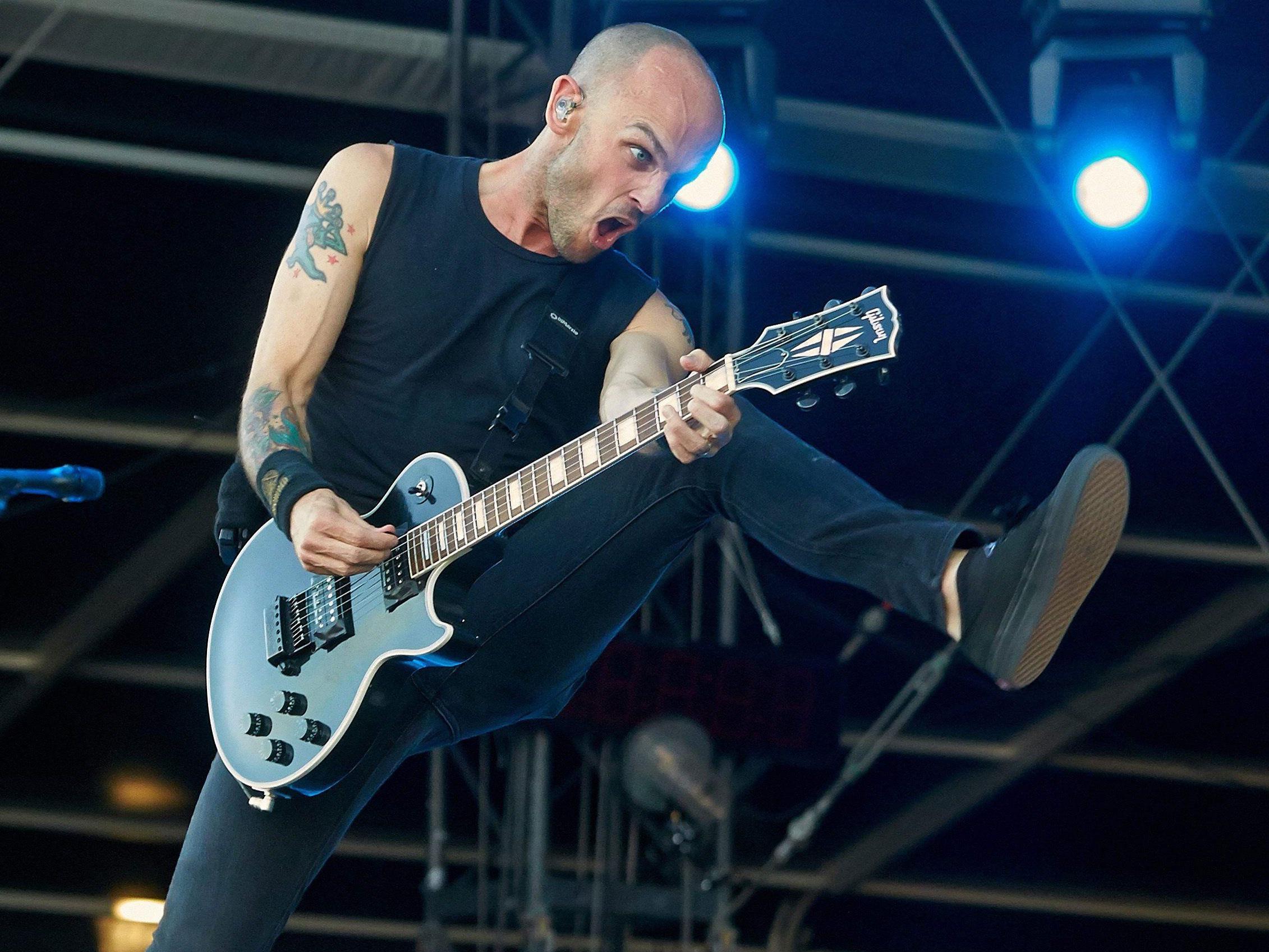 Zach Blair, Gitarrist von "Rise Against" in Konzert-Action.