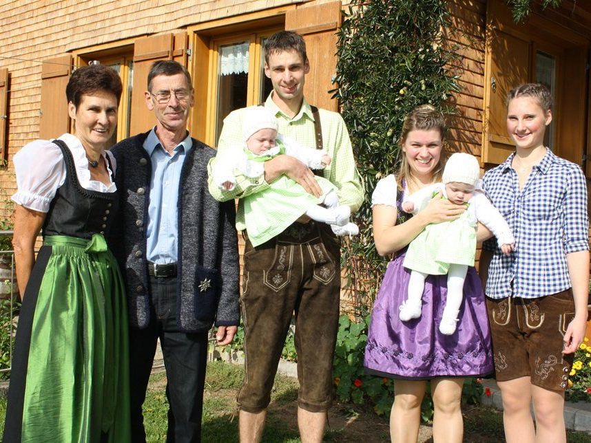 Gastgeberfamilie Nußbaumer: Manfred und Lotte , Gerd und Christine mit ihren Zwillingen sowie Lisa. Gastgeberfamilie Nußbaumer: Manfred und Lotte , Gerd und Christine mit ihren Zwillingen sowie Lisa.
