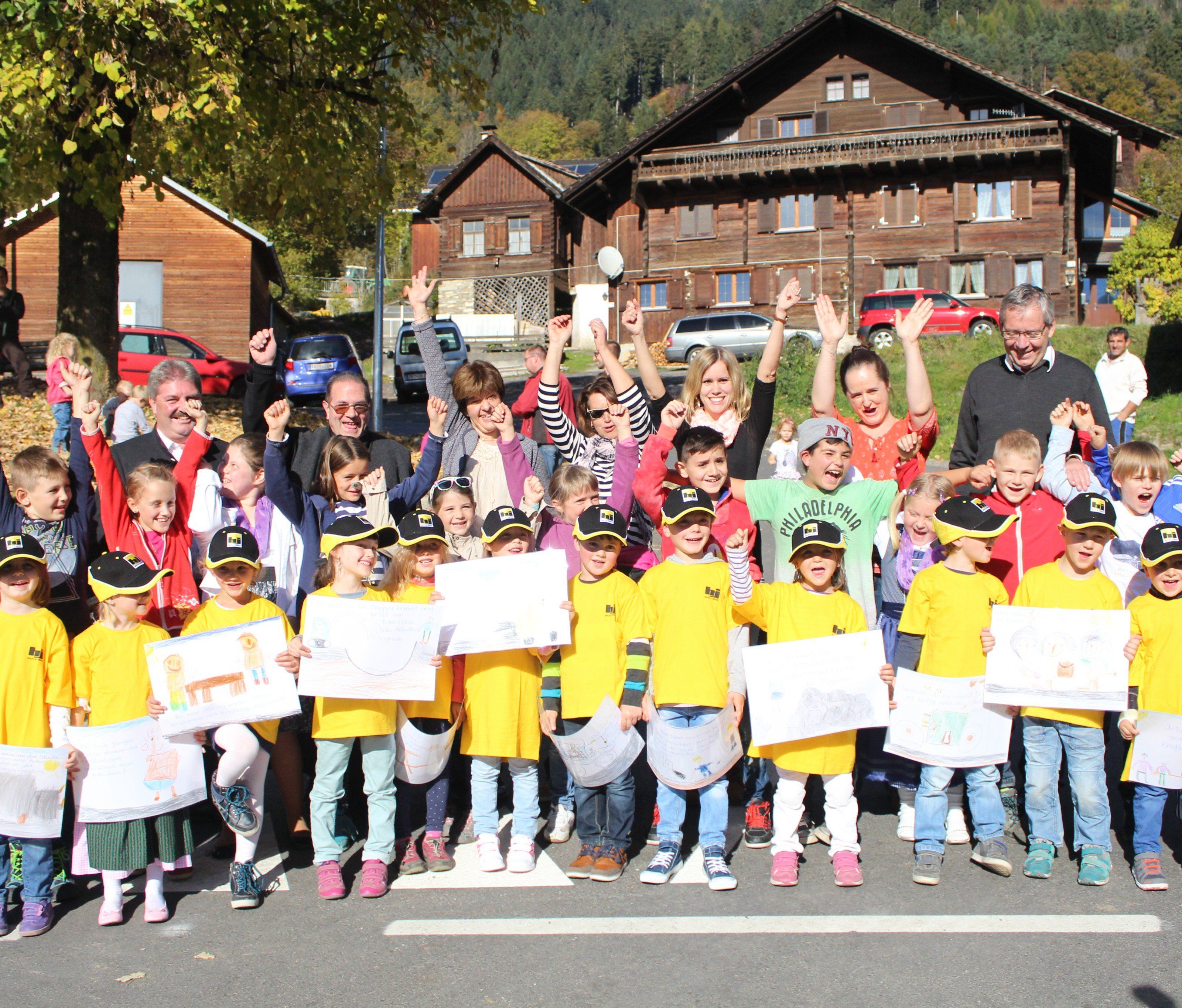 Groß und Klein weihten gemeinsam die Straße ein. Groß und Klein weihten gemeinsam die Straße ein.