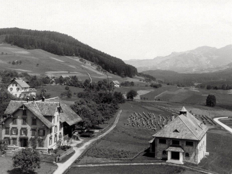 1928 wurde das Gebäude von der Jünglings- und Männerkongregation mit vielen freiwilligen Helfern und mit einfachsten Mitteln errichtet. 1928 wurde das Gebäude von der Jünglings- und Männerkongregation mit vielen freiwilligen Helfern und mit einfachsten Mitteln errichtet.