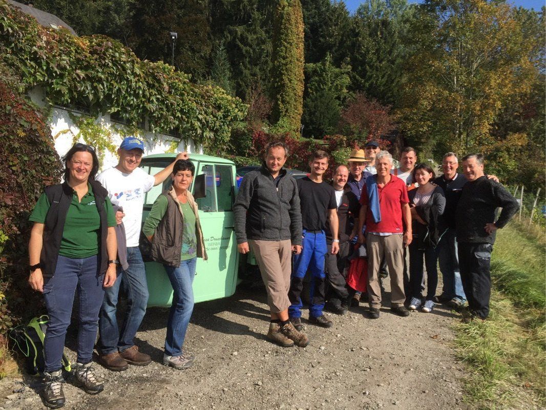 Im Teamwork geht alles einfach besser: Mit Freude waren die freiwilligen Helfer in der "Chesa Druschauna" bei der Lese des Chardonnay und Roesler mit dabei. Im Teamwork geht alles einfach besser: Mit Freude waren die freiwilligen Helfer in der "Chesa Druschauna" bei der Lese des Chardonnay und Roesler mit dabei.