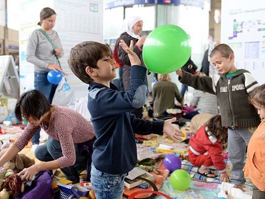 Flüchtlingskinder am Wiener Westbahnhof Flüchtlingskinder am Wiener Westbahnhof
