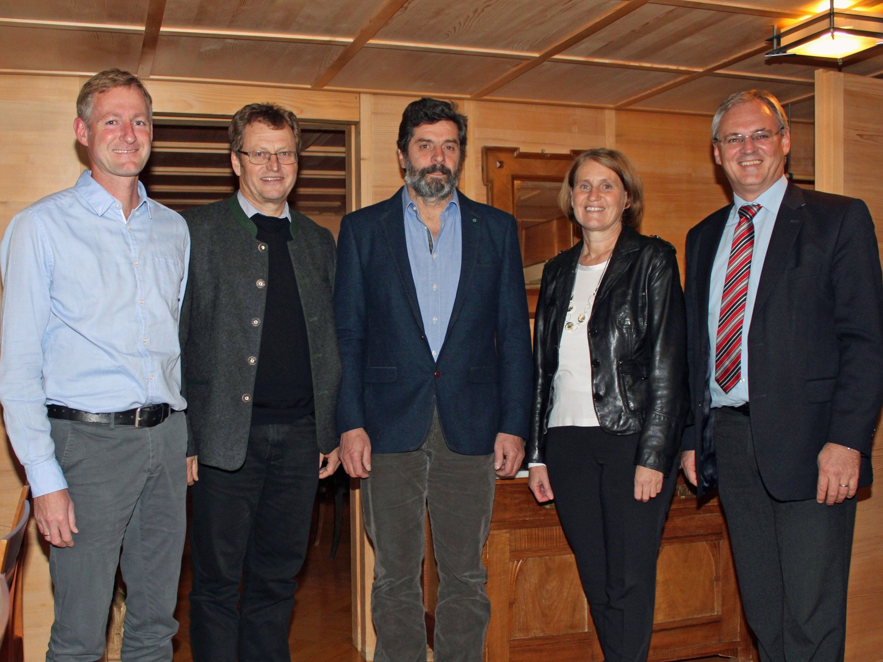 Vizebürgermeister Markus Flatz, Bürgermeister Armin Berchtold, Tischler Herbert Düringer, Marlies Sejkora (IfS) und Landtagspräsident Harald Sonderegger. Vizebürgermeister Markus Flatz, Bürgermeister Armin Berchtold, Tischler Herbert Düringer, Marlies Sejkora (IfS) und Landtagspräsident Harald Sonderegger.