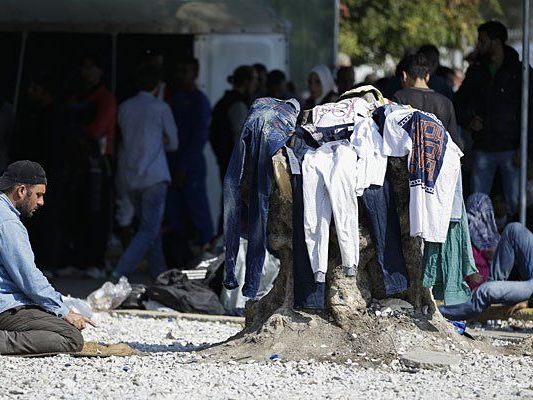 Flüchtlinge in einem Auffanglager auf Lesbos Flüchtlinge in einem Auffanglager auf Lesbos