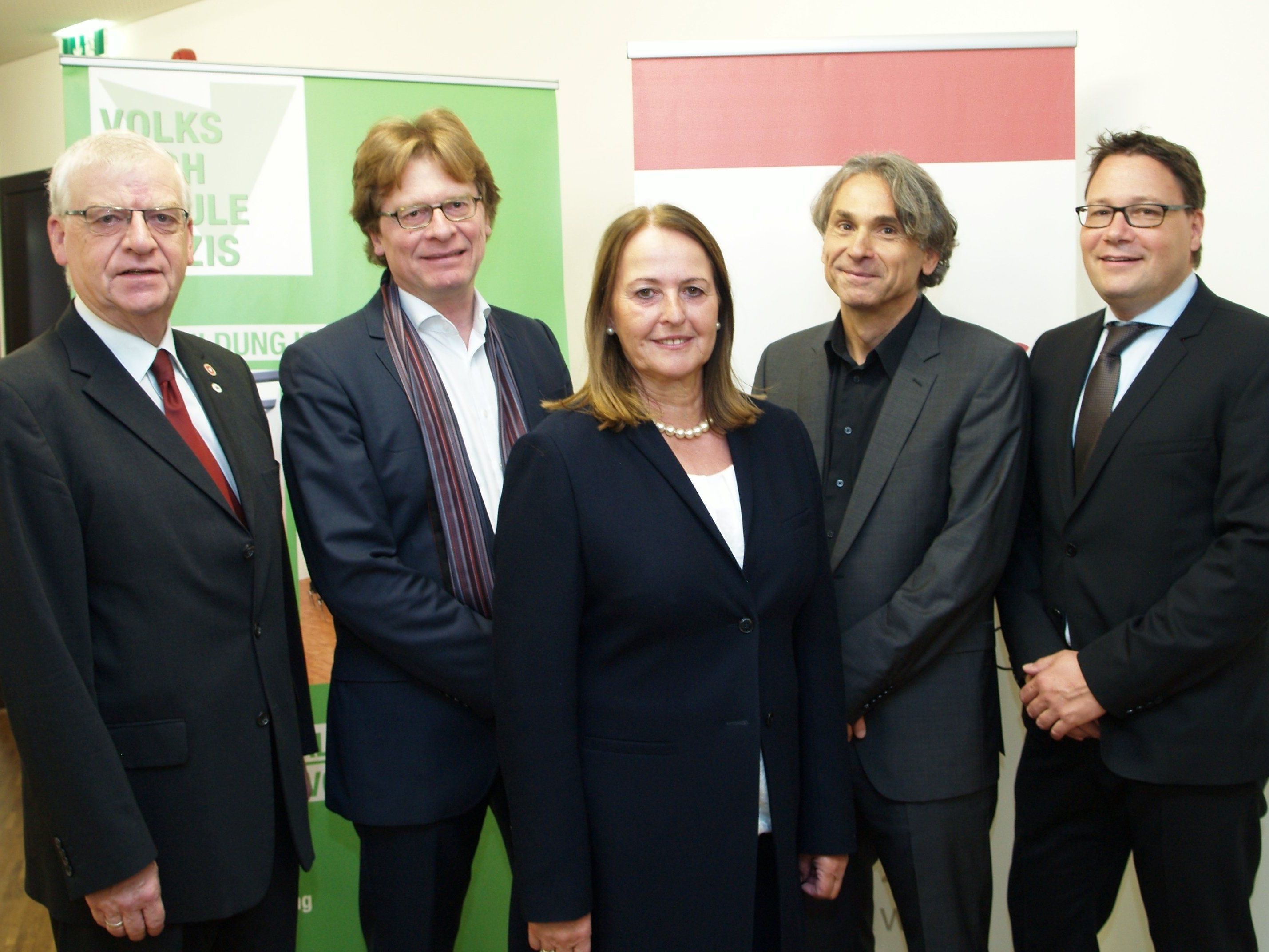 Vorsitzender Wolfgang Türtscher, Generalsekretär Gerhard Bisovsky, Monika Reis (VHS Hohenems) Festredner Univ.-Prof. Rudolf Egger und Direktor Stefan Fischnaller bei der Jubiläumsfeier am Garnmarkt. Vorsitzender Wolfgang Türtscher, Generalsekretär Gerhard Bisovsky, Monika Reis (VHS Hohenems) Festredner Univ.-Prof. Rudolf Egger und Direktor Stefan Fischnaller bei der Jubiläumsfeier am Garnmarkt.