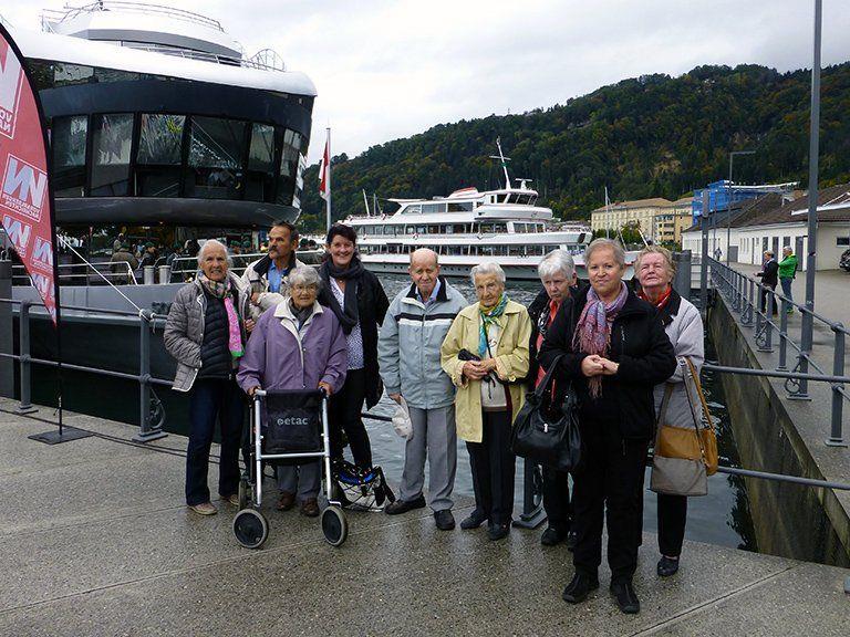Die Ausflugsgruppe der SeneCura Sozialzentren Hohenems und Herrenried bei der Anlegestelle des Schiffs „Sonnenkönigin“.