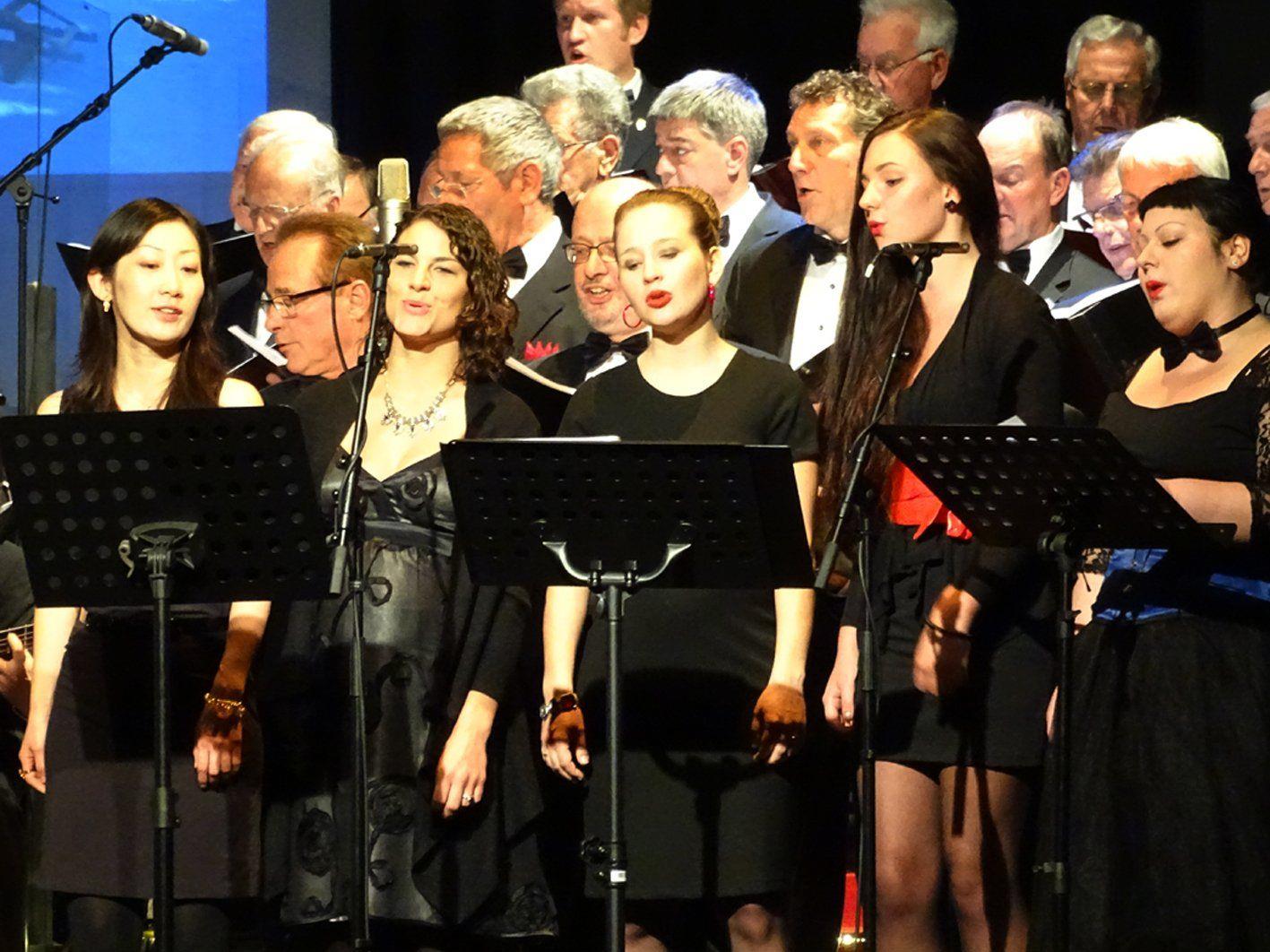 Die „Fünf Engel für Udo“ unterstützten die Sänger des Gesangvereins beim Konzert „Udo forever“.