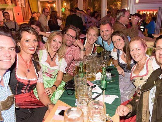 Begeisterte Gäste kamen auch am Samstag zur Wiener Wiesn Begeisterte Gäste kamen auch am Samstag zur Wiener Wiesn