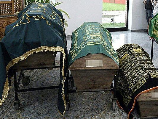 Die Särge der Verstorbenen am Mittwoch auf dem Islamischen Friedhof in Wien-Liesing