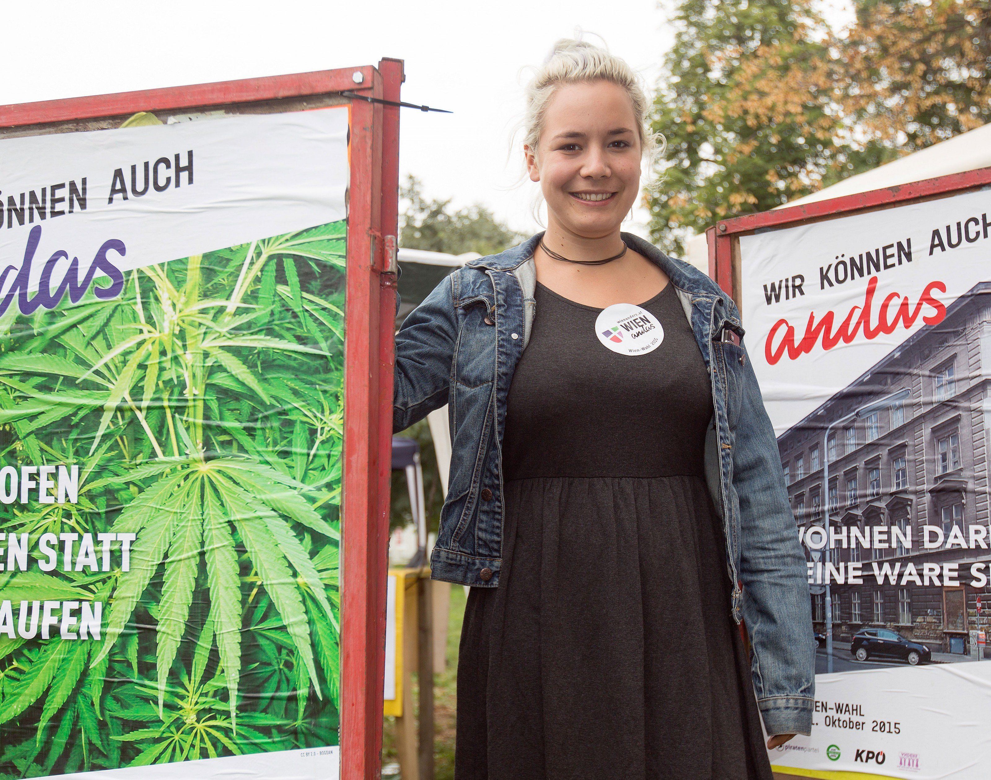 Juliana Okropiridse bei der Wien Anders Plakatpräsentation.