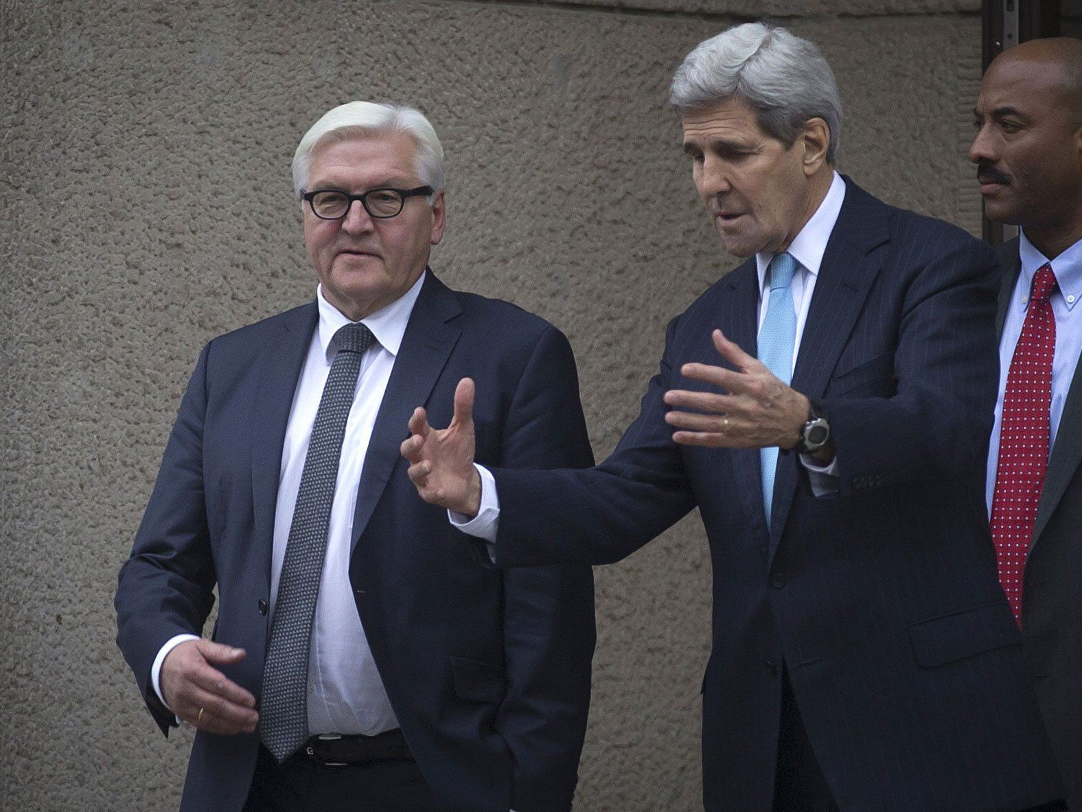 Steinmeier mit John Kerry. Steinmeier mit John Kerry.