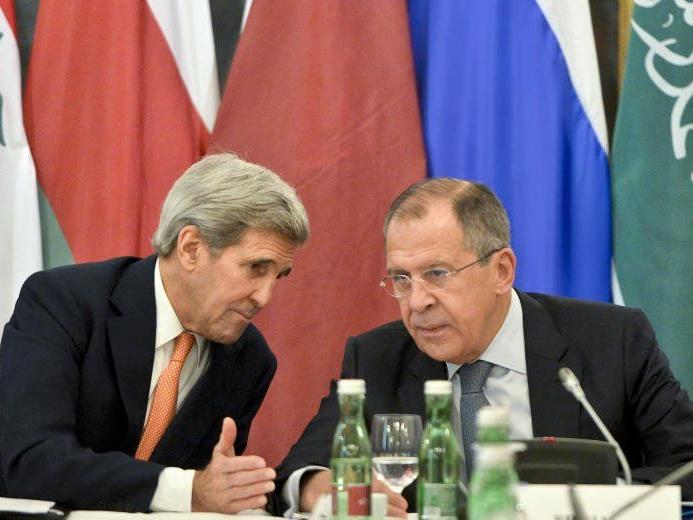 US-Außenminister John Kerry (L) und der russische Außenminister Sergej Lawrow im Hotel Imperial in Wien.