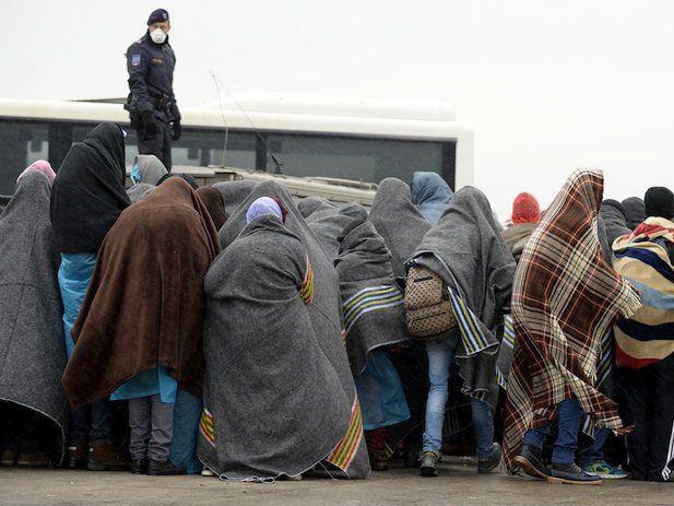 Flüchtlinge am Parkplatz des alten Grenzstation in Nickelsdorf an der ungarischen Grenze