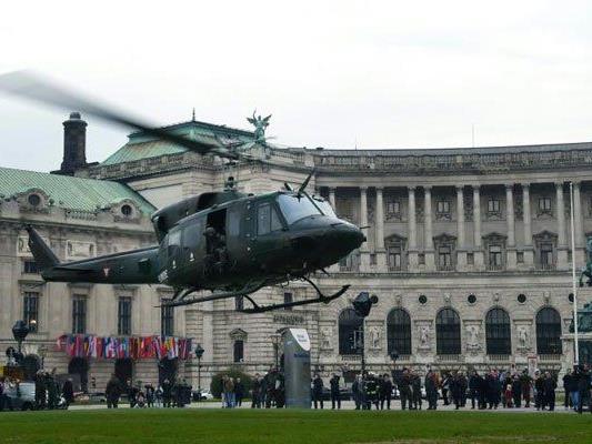 Landung eines Bundesheer-Hubschraubers am Heldenplatz.