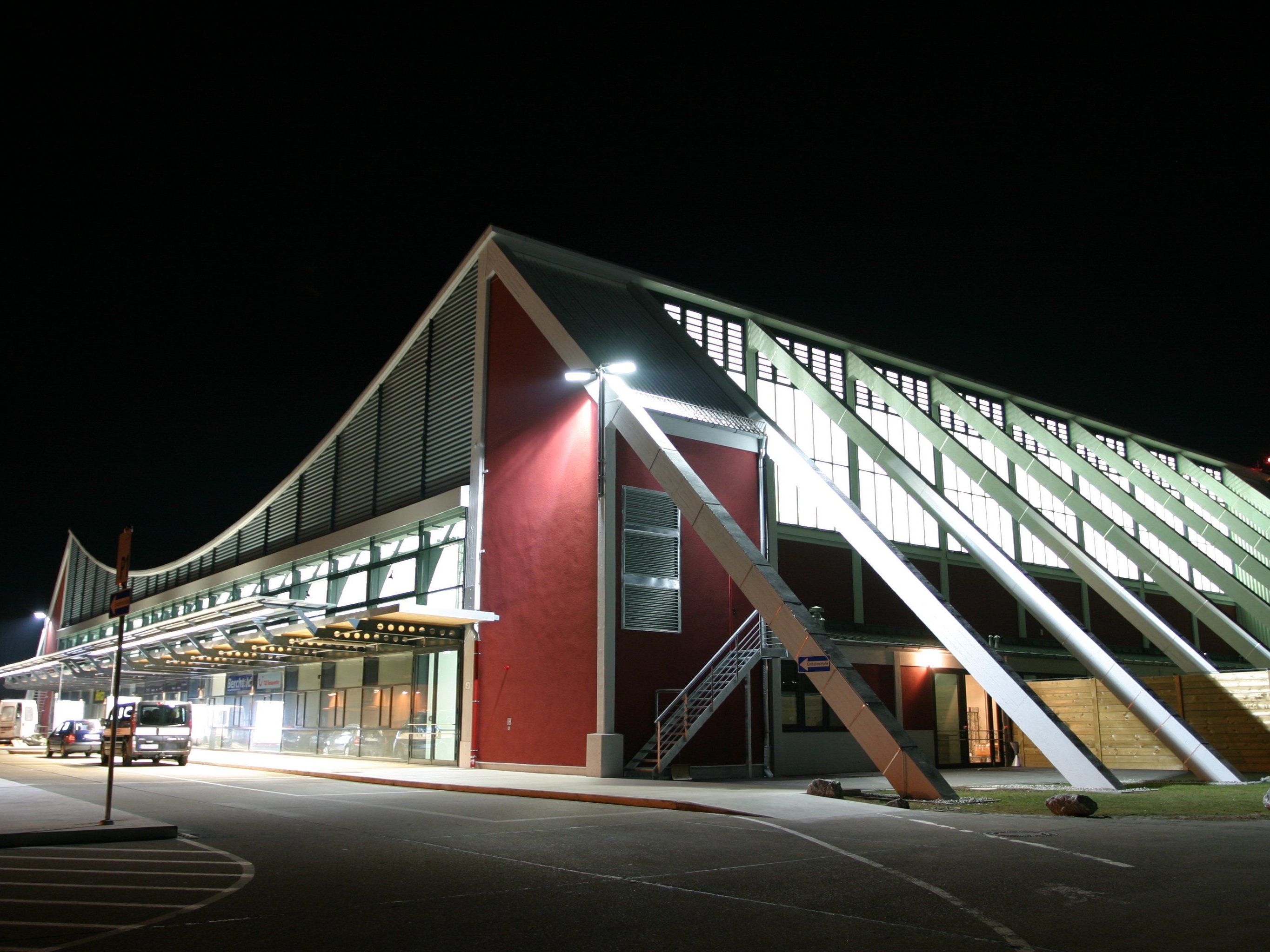 Passagiere warteten in Memmingen vergeblich auf Ryanair-Flug nach Sizilien. Passagiere warteten in Memmingen vergeblich auf Ryanair-Flug nach Sizilien.