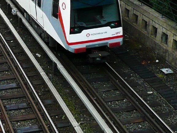 Schlimmer Verdacht: Mutter soll 11-Jährigen vor U-Bahn gestoßen haben. Schlimmer Verdacht: Mutter soll 11-Jährigen vor U-Bahn gestoßen haben.