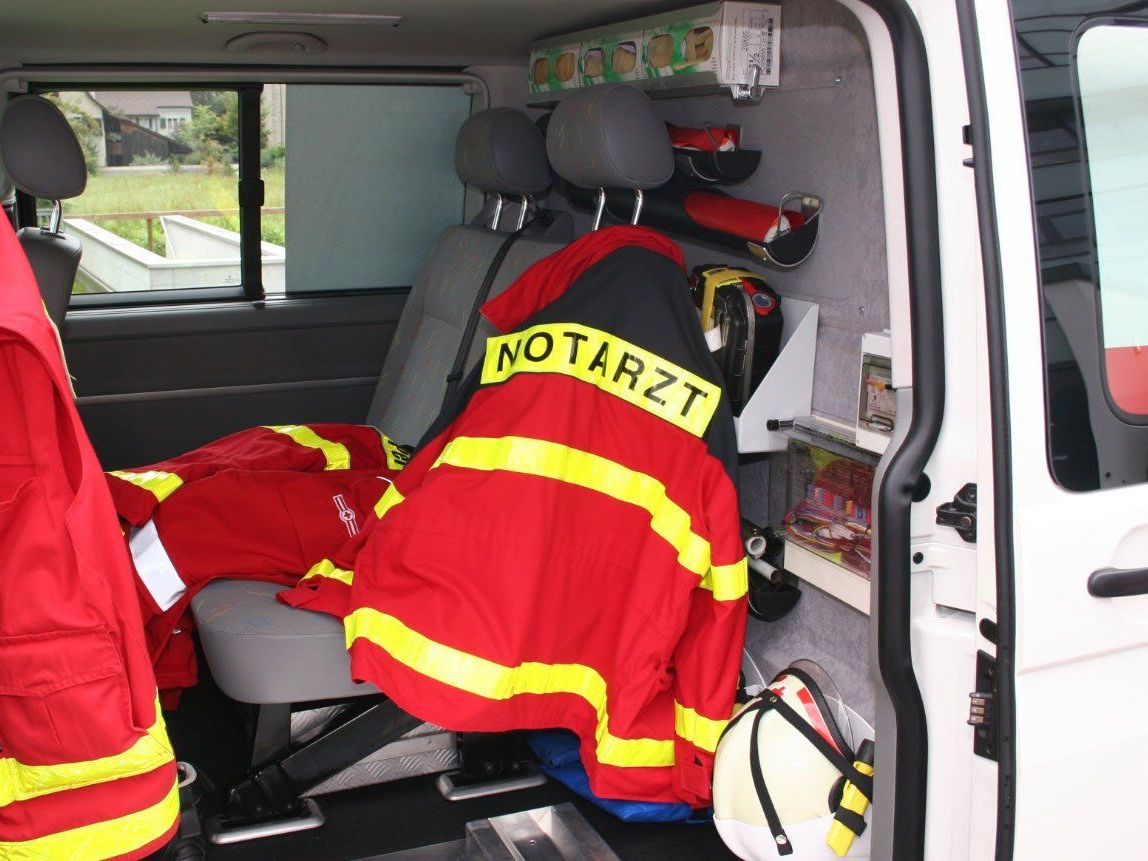 Die Dame wurde zum Rettungswagen getragen und ins LKH gebracht Die Dame wurde zum Rettungswagen getragen und ins LKH gebracht