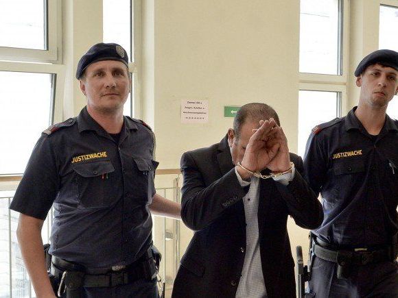 Beim Prozess in Wien Beim Prozess in Wien
