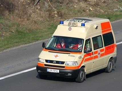 Die Rettung brachte die Verletzte in das Unfallkrankenhaus Salzburg.
