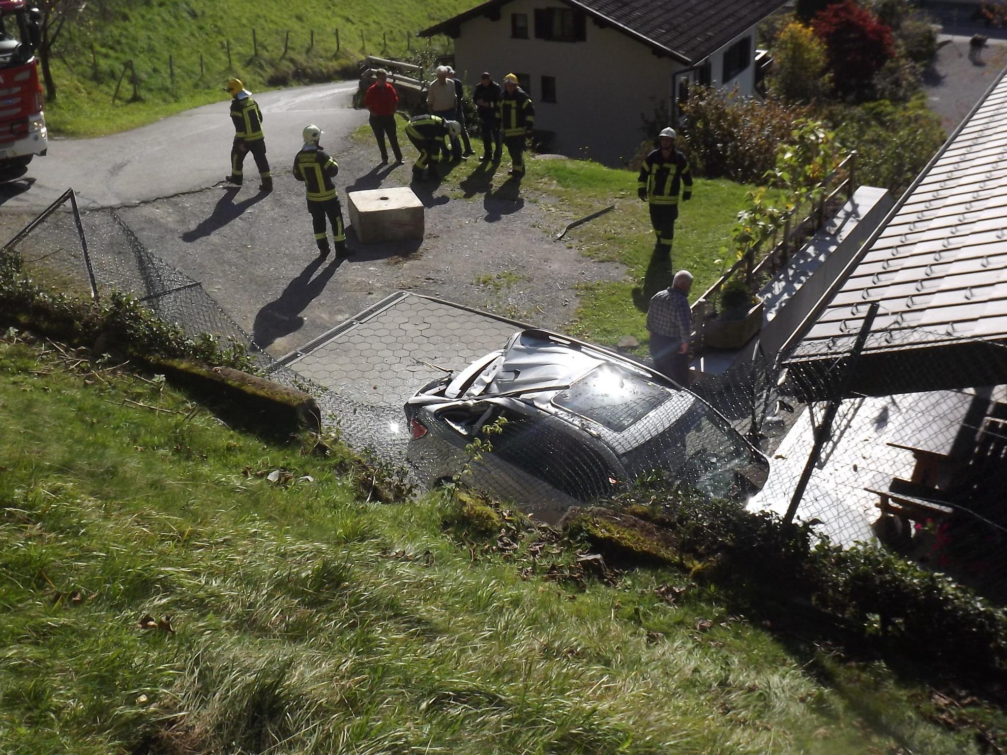 Glück im Unglück: Statt in ein Haus stürzte der Betonklotz auf ein Auto.