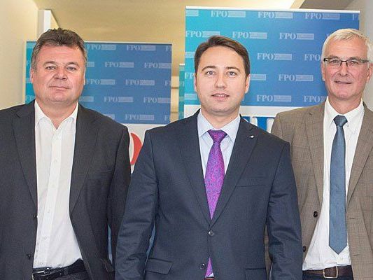 (v.l.) FPÖ-Klubobmann Günter Steinkellner, der oberösterreichische FPÖ-Landesparteiobmann Manfred Haimbuchner und FPÖ-Fraktionsführer Elmar Podgorschek (v.l.) FPÖ-Klubobmann Günter Steinkellner, der oberösterreichische FPÖ-Landesparteiobmann Manfred Haimbuchner und FPÖ-Fraktionsführer Elmar Podgorschek