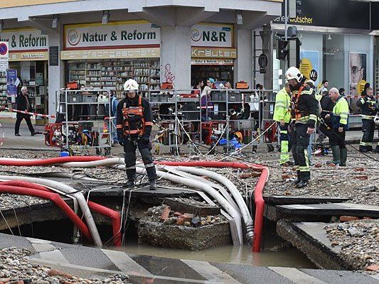 Einsatzkräfte am Unglücksort nach dem Wasserrohrbruch Einsatzkräfte am Unglücksort nach dem Wasserrohrbruch