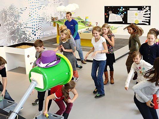 Bei der Plastik-Austtellung Bei der Plastik-Austtellung