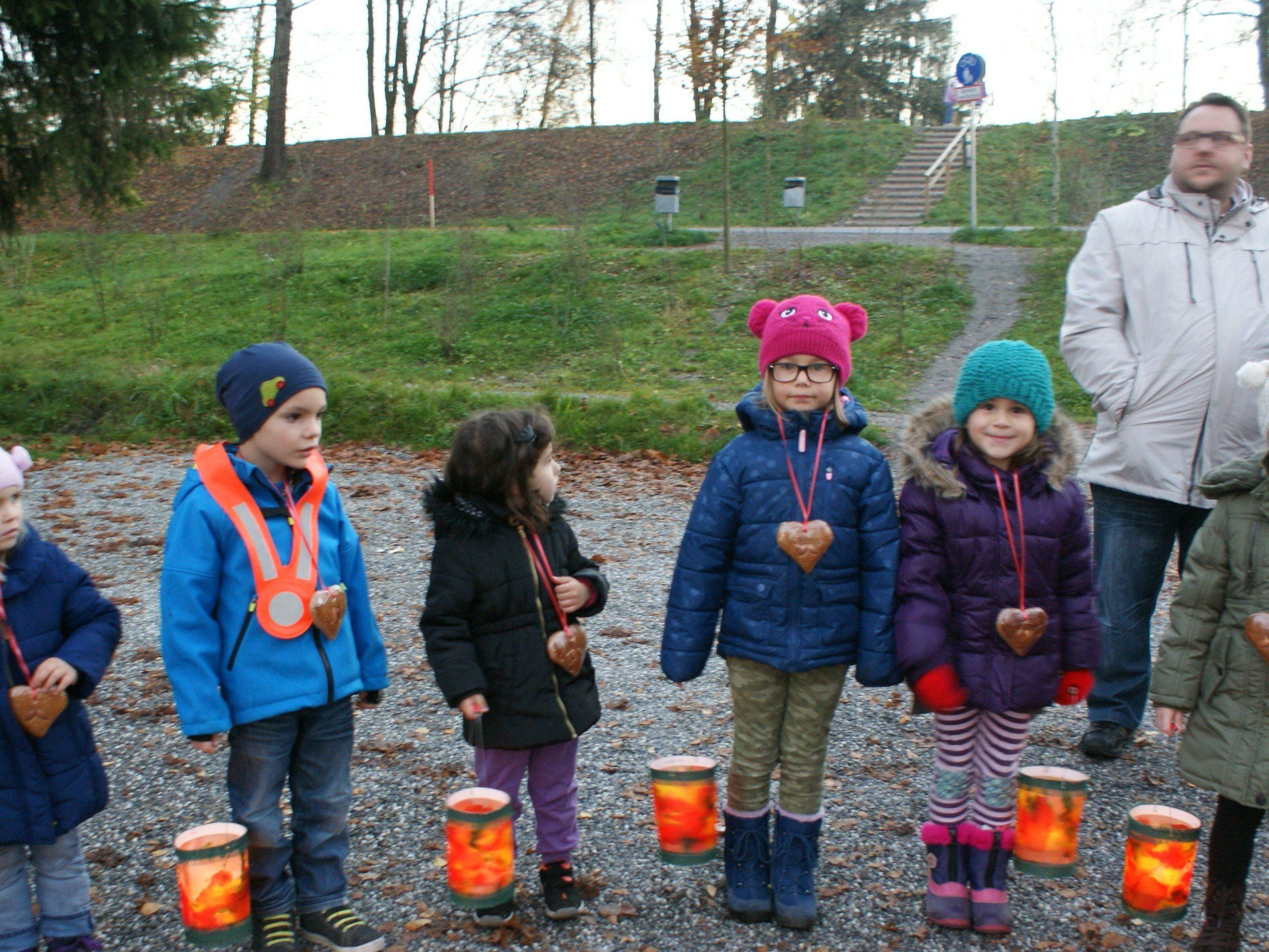 Die Kindergartenkinder vom Hasenfeld feierten ihr Laternilifest am Alten Rhein Die Kindergartenkinder vom Hasenfeld feierten ihr Laternilifest am Alten Rhein