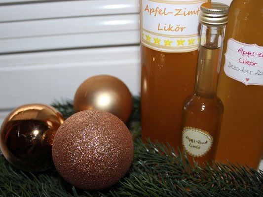 Wir verraten euch ein Rezept für selbstgemachten Apfel-Zimt Likör. Wir verraten euch ein Rezept für selbstgemachten Apfel-Zimt Likör.